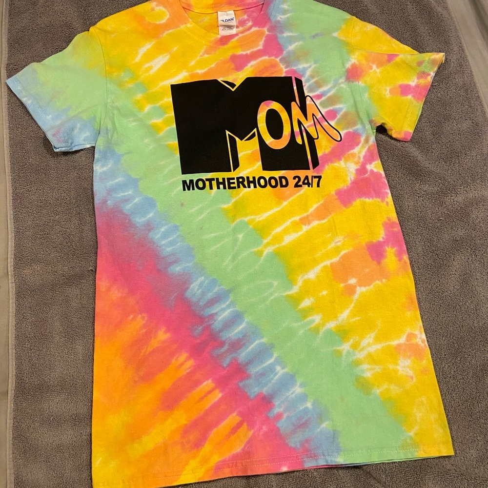 Small shop mama tee
